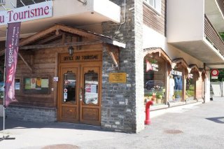 Dans la nuit de mardi à mercredi, des inconnus ont fait exploser un bancomat qui se trouvait à l'extérieur de l'office du tourisme de Morgins.